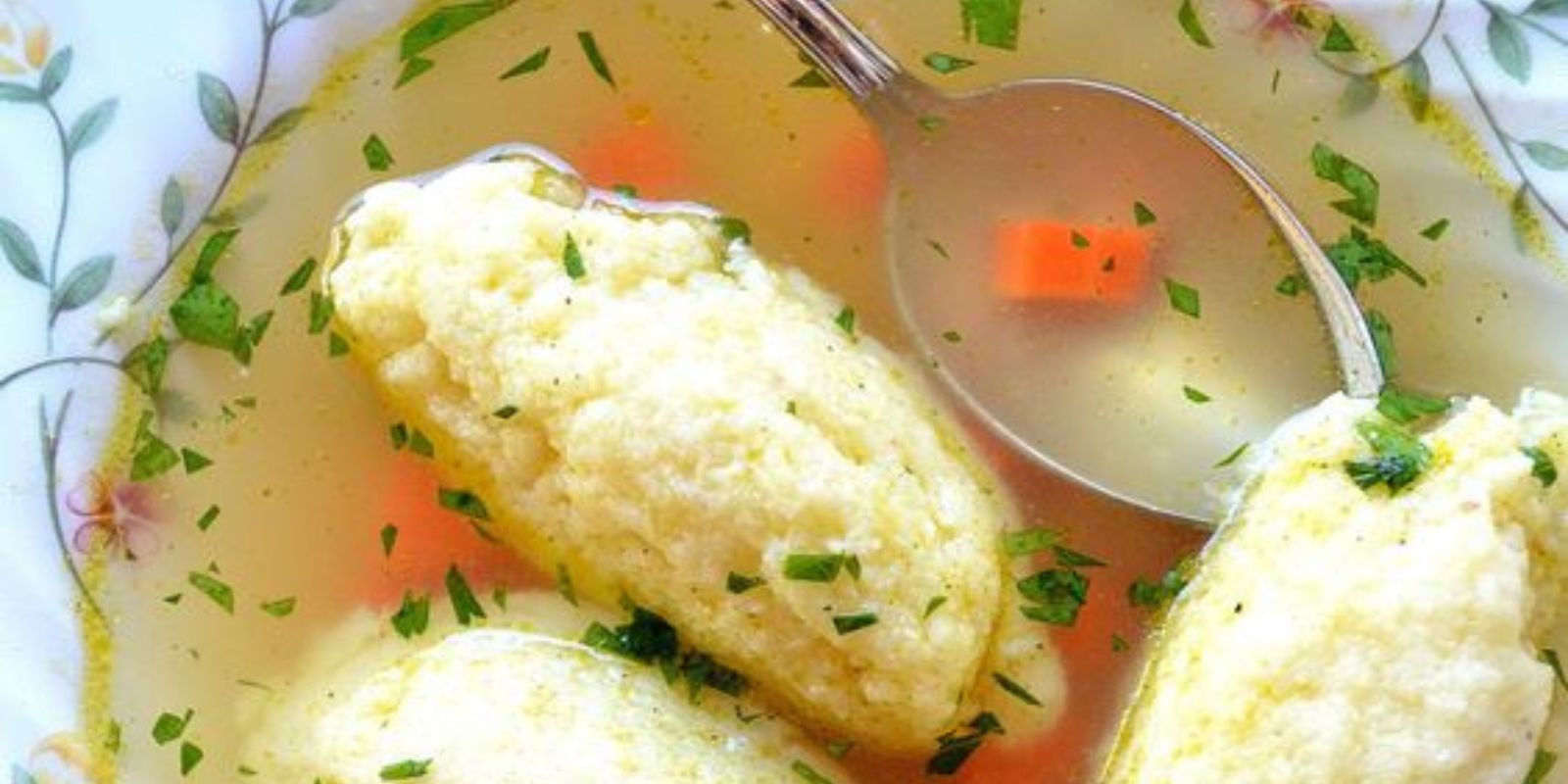 Hier ist ein einfaches Rezept für Omas Grießklößchen: