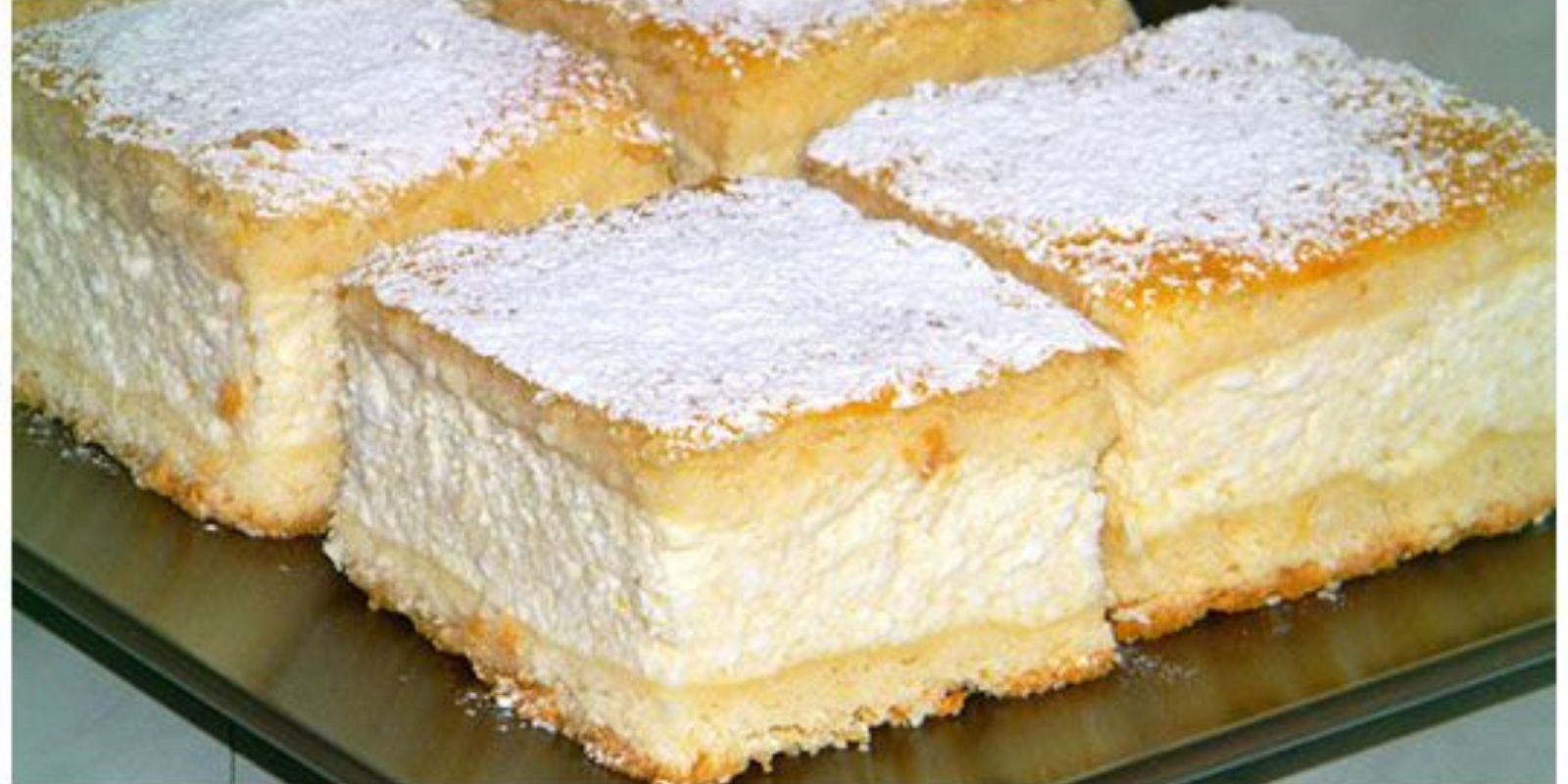 Hier ist ein einfaches Rezept für Omas himmlisch guten Sahne-Kuchen: