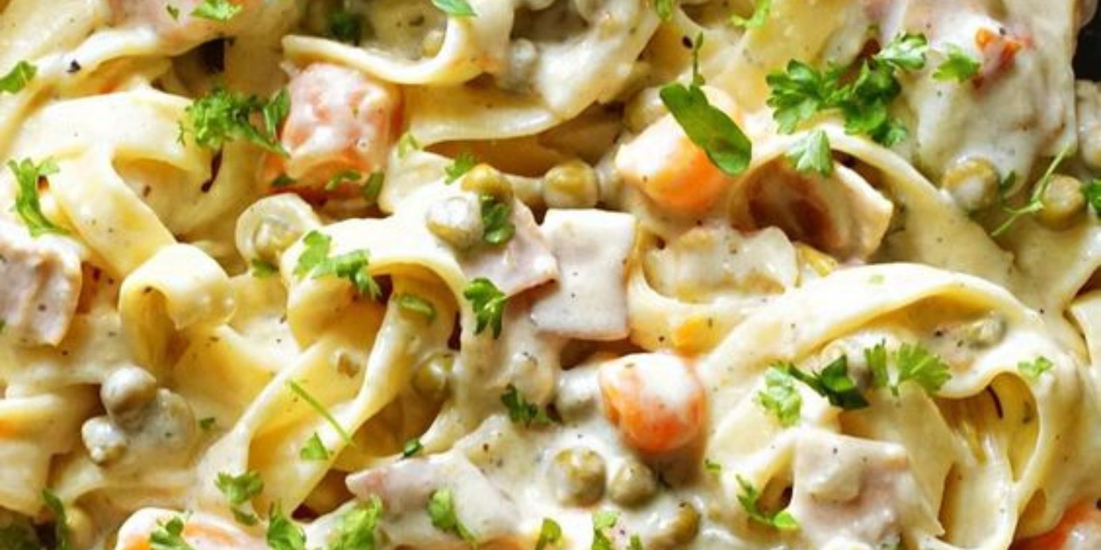 Hier ist ein einfaches Rezept für Schmand-Schinken-Nudeln: