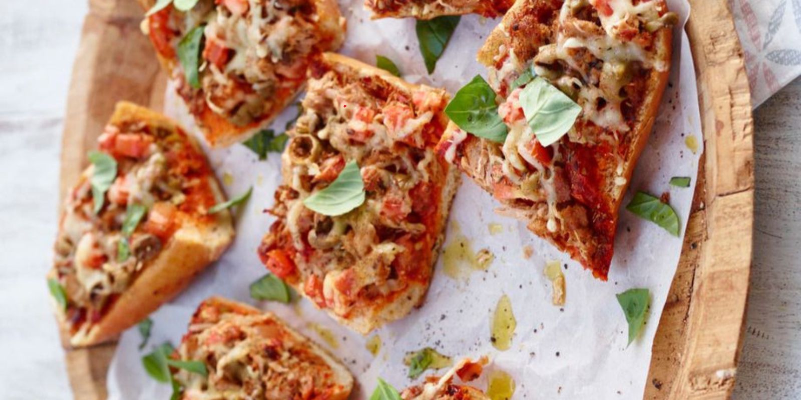 Hier ist ein einfaches Rezept für blitzschnelle und leckere Pizzatoasts: