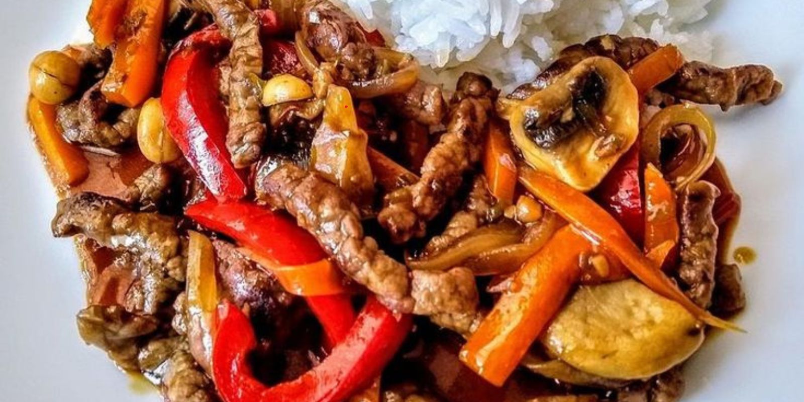 Hier ist ein einfaches Rezept für chinesisches Rindfleisch mit Zwiebeln und Paprika: