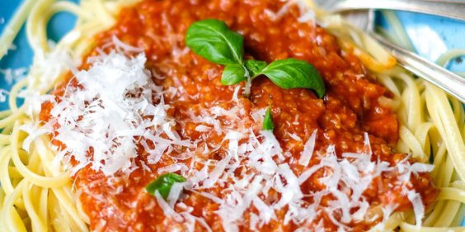 Hier ist ein einfaches Rezept für eine köstliche Sauce Bolognese: