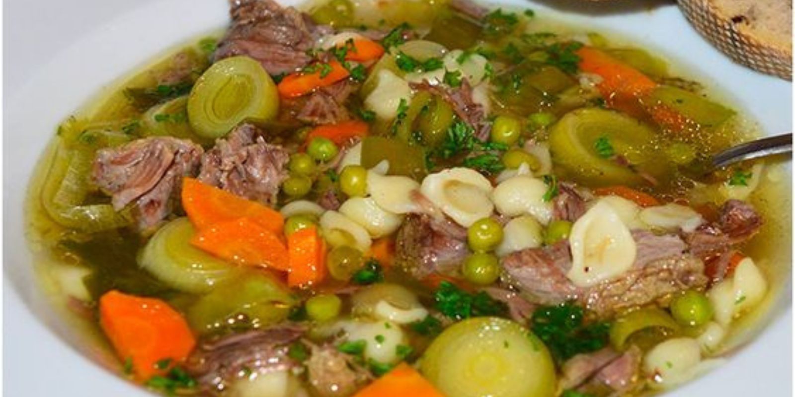 Hier ist ein einfaches Rezept für einen herzhaften Rindfleischeintopf: