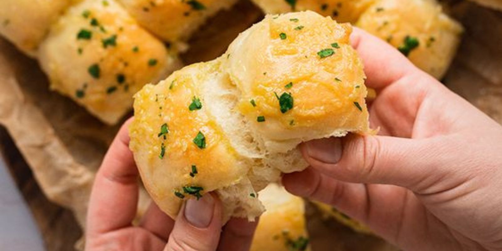 Hier ist ein einfaches Rezept für mega weiche Knoblauchfladen, das in nur 10 Minuten zubereitet werden kann: