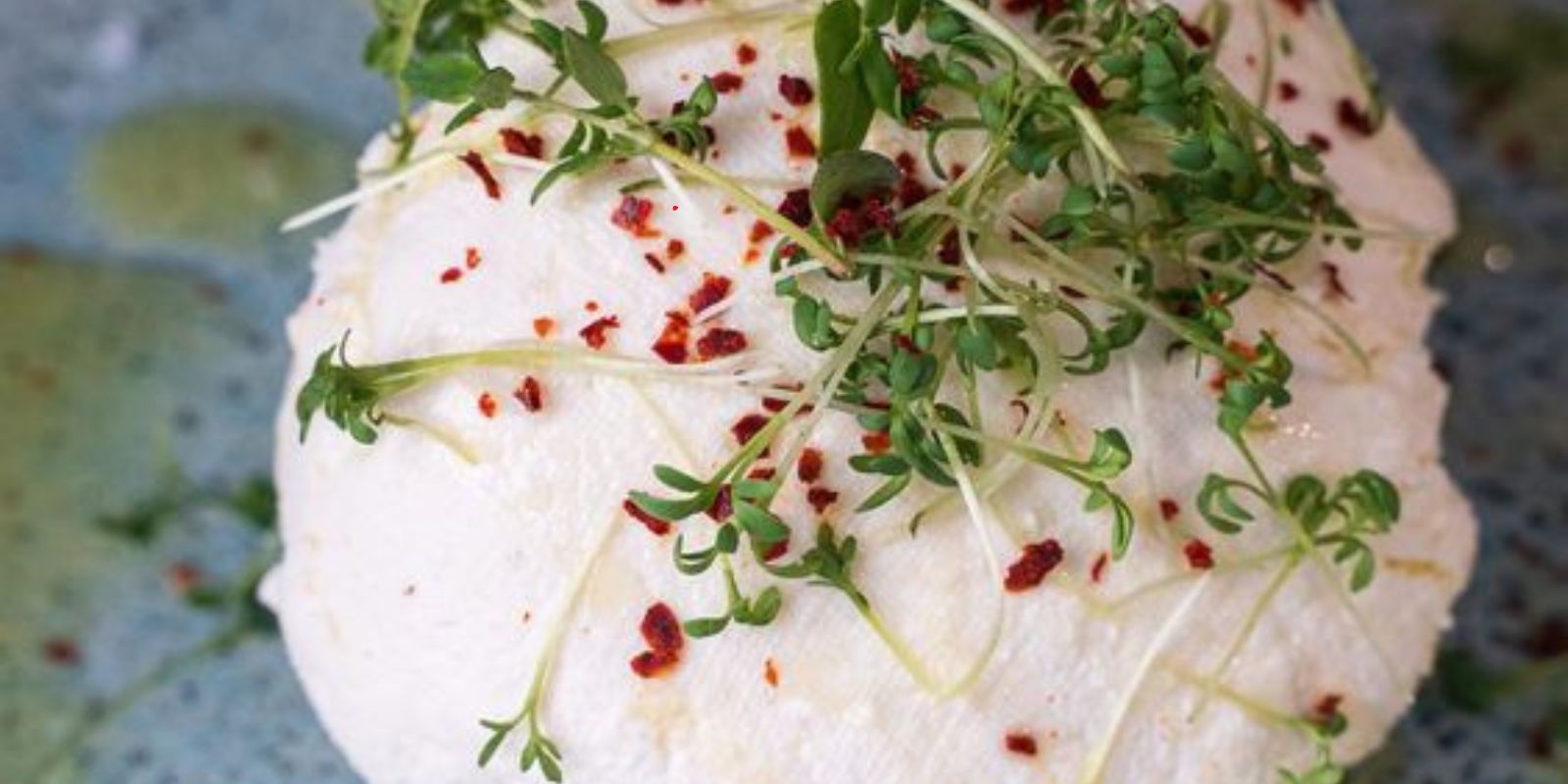 Hier ist ein einfaches Rezept, um hausgemachten Käse mit nur drei Zutaten zuzubereiten: Milch, Zitrone und Joghurt.