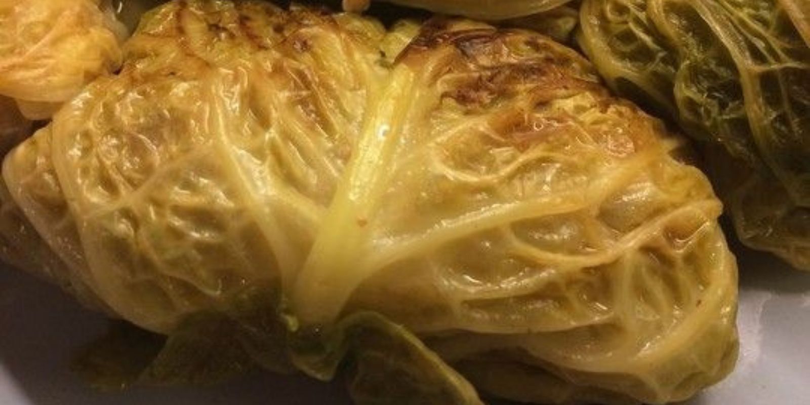 Hier ist ein klassisches Rezept für Kohlrouladen: