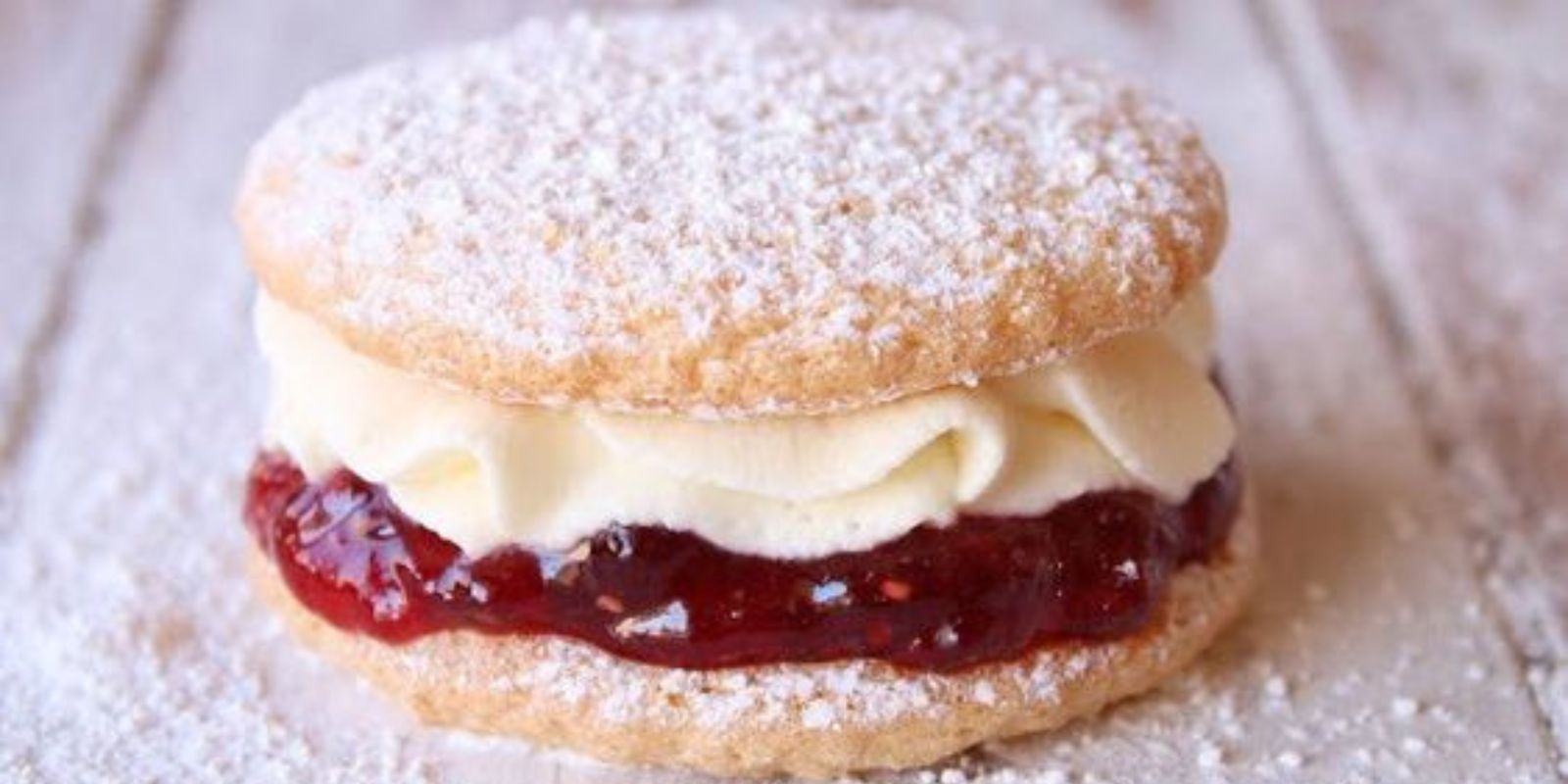 Himbeer Küsschen mit Buttercreme: Eine Süße Verführung für Gaumen und Sinne