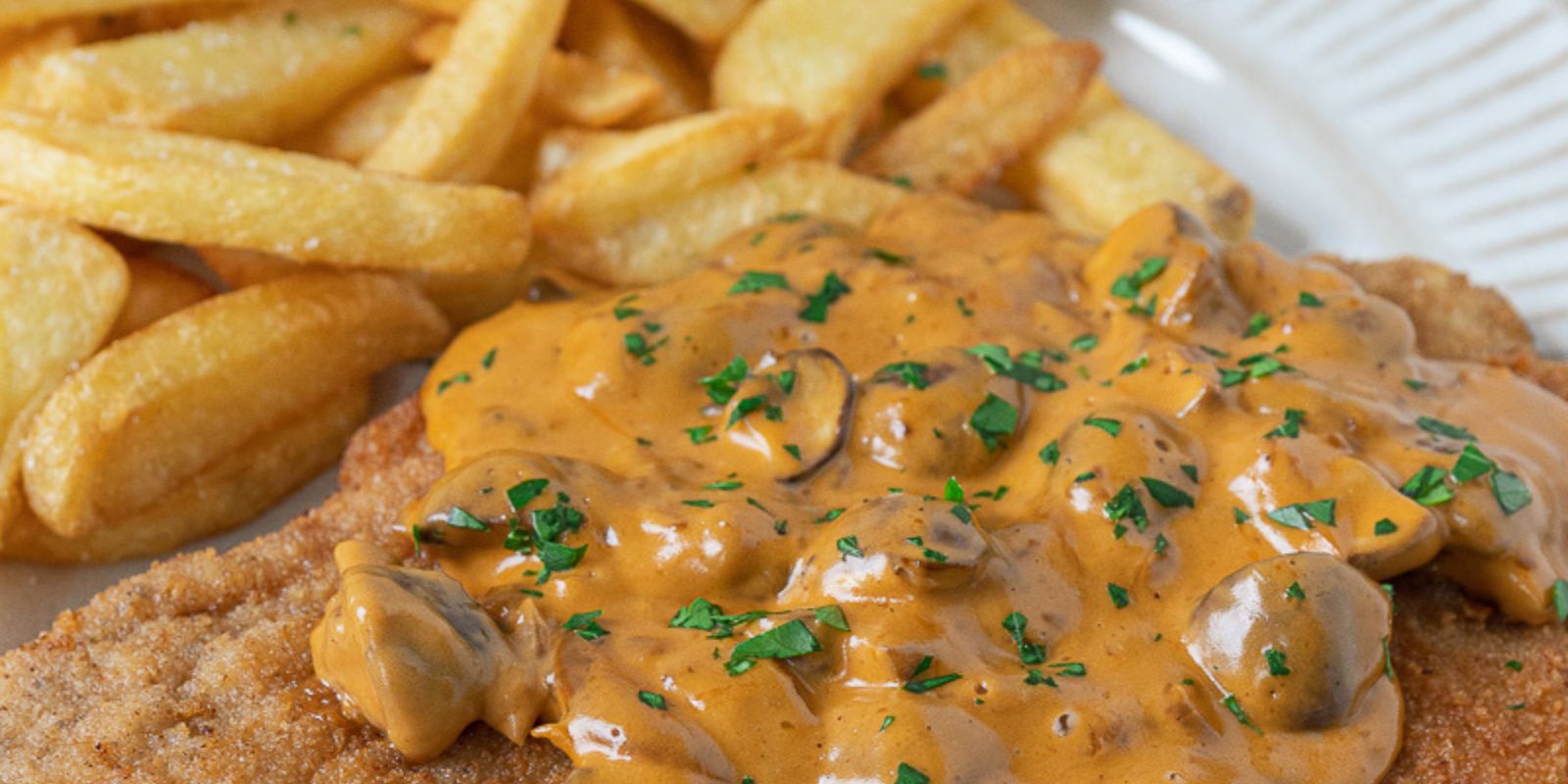 Hänschen Schnitzel mit Pommes und Rahm Champions​