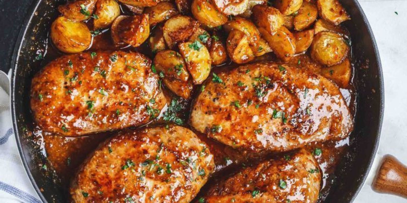 Honig-Senf-Schweinekoteletts und Kartoffelpfanne