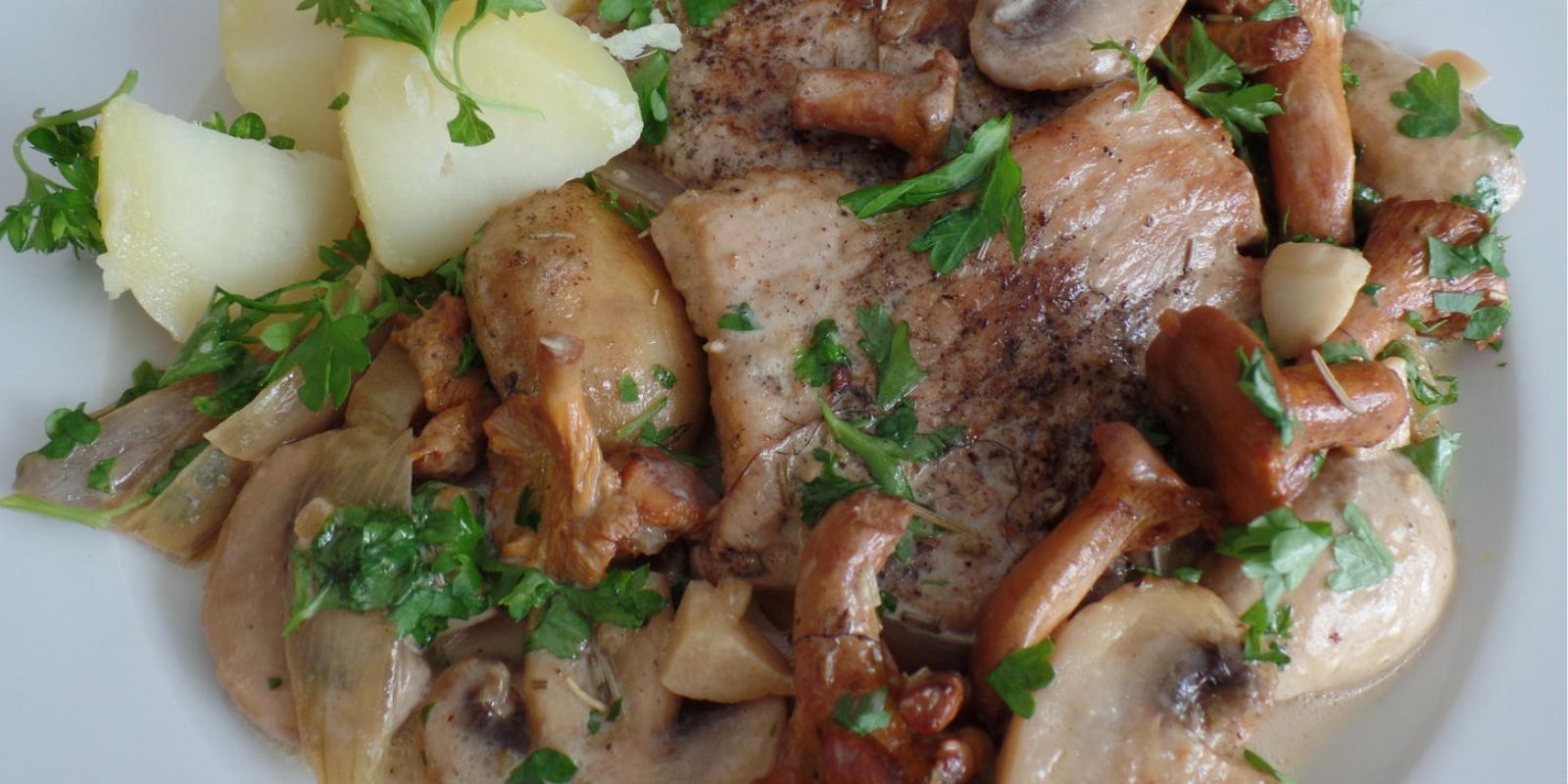 JÄGERSCHNITZEL NACH ART DES HAUSES