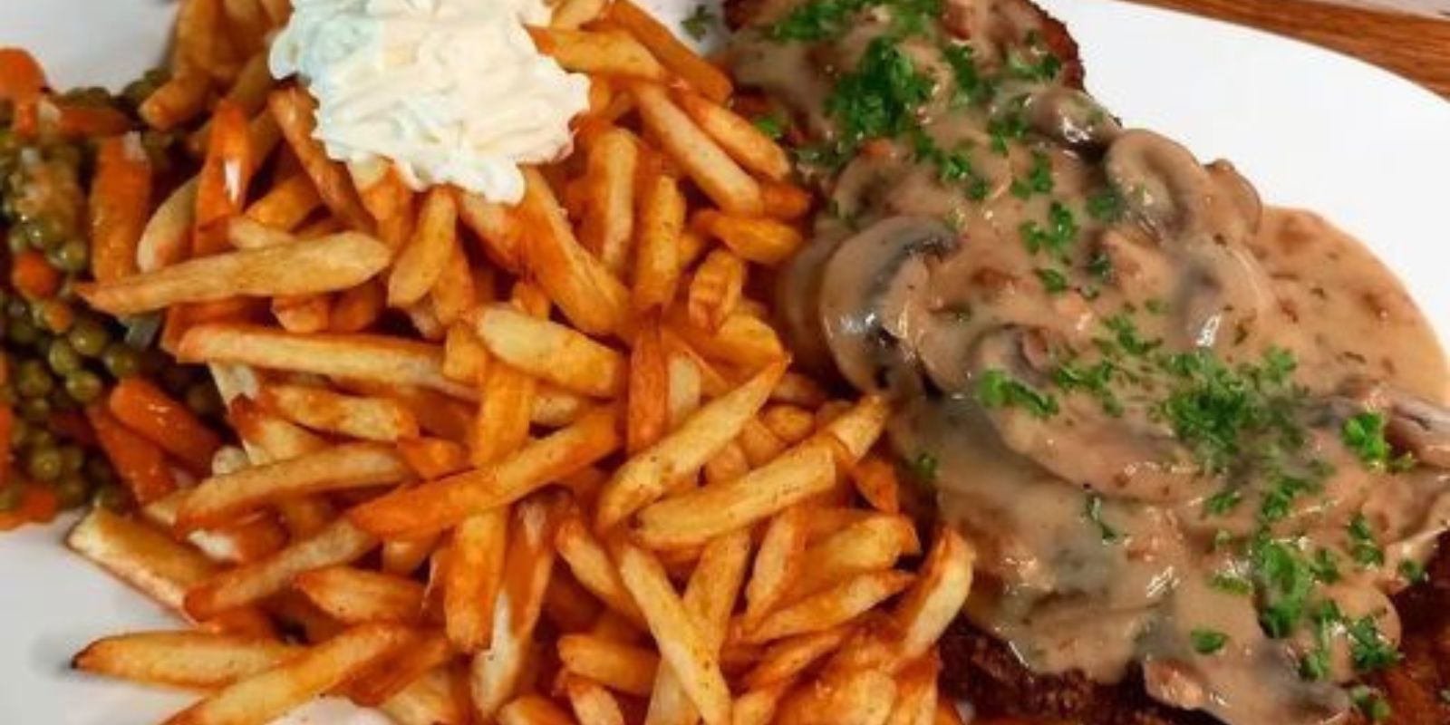 JÄGERSCHNITZEL NACH ART DES HAUSES