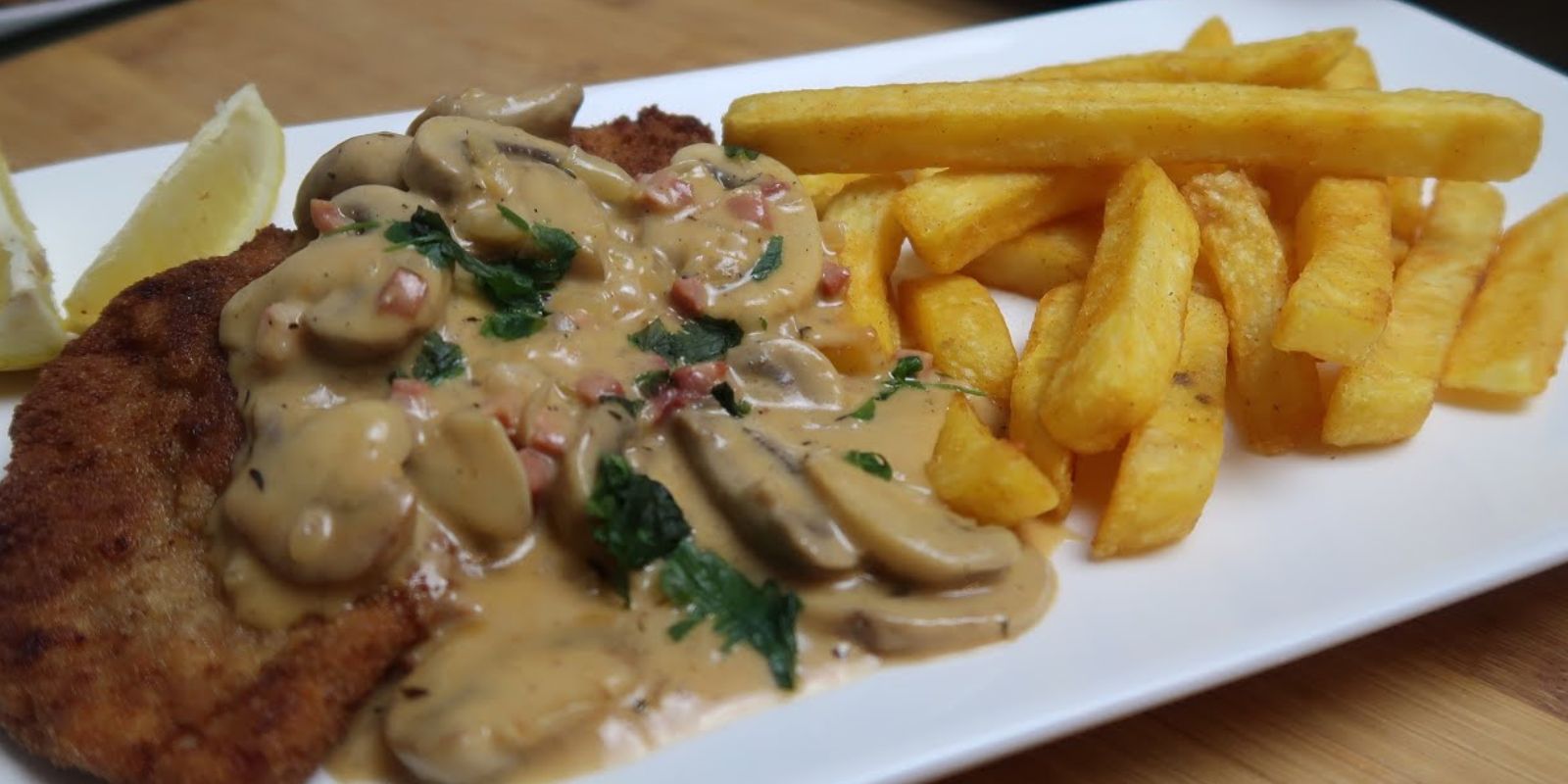 Jägerschnitzel mit Rahmsoße und Pilzrahmsoße: Ein Klassiker der deutschen Küche