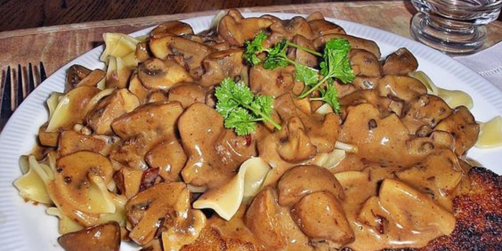 Jägerschnitzel mit Spätzle – Herzhafter Genuss aus der deutschen Küche