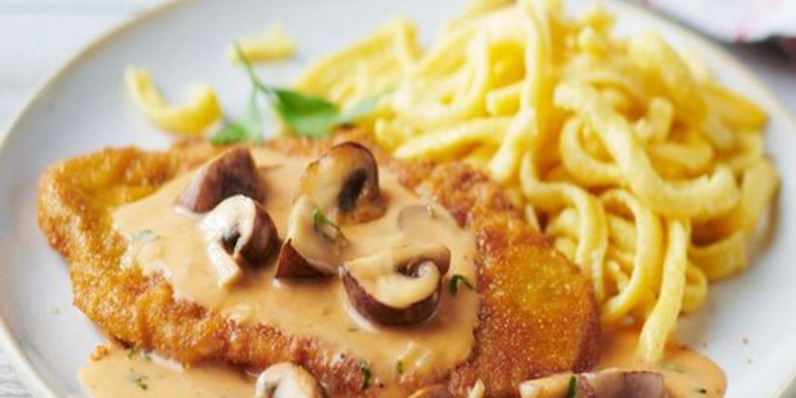 Jägerschnitzel mit Spätzle – Ein kulinarisches Meisterwerk der deutschen Küche