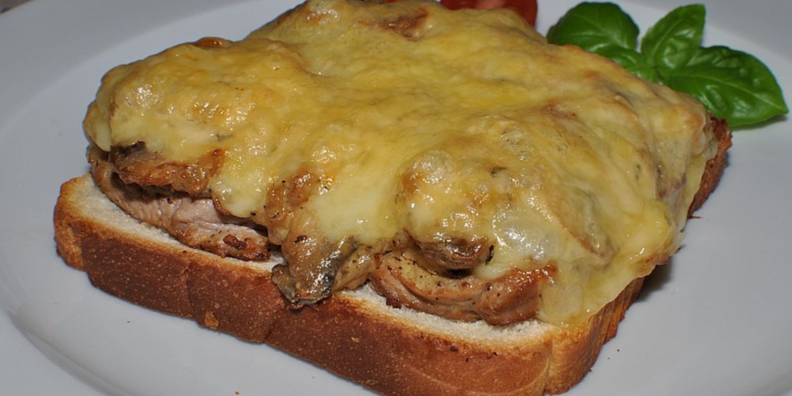 Jägertoast mit Käse überbacken