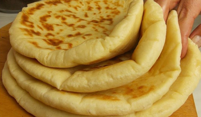 KNOBLAUCHFLADEN MIT KÄSE OHNE HEFE