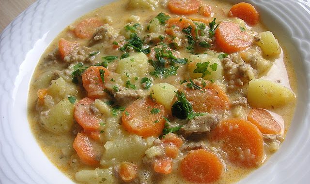 Kartoffel Hackfleisch Topf mit Schmand und Möhren