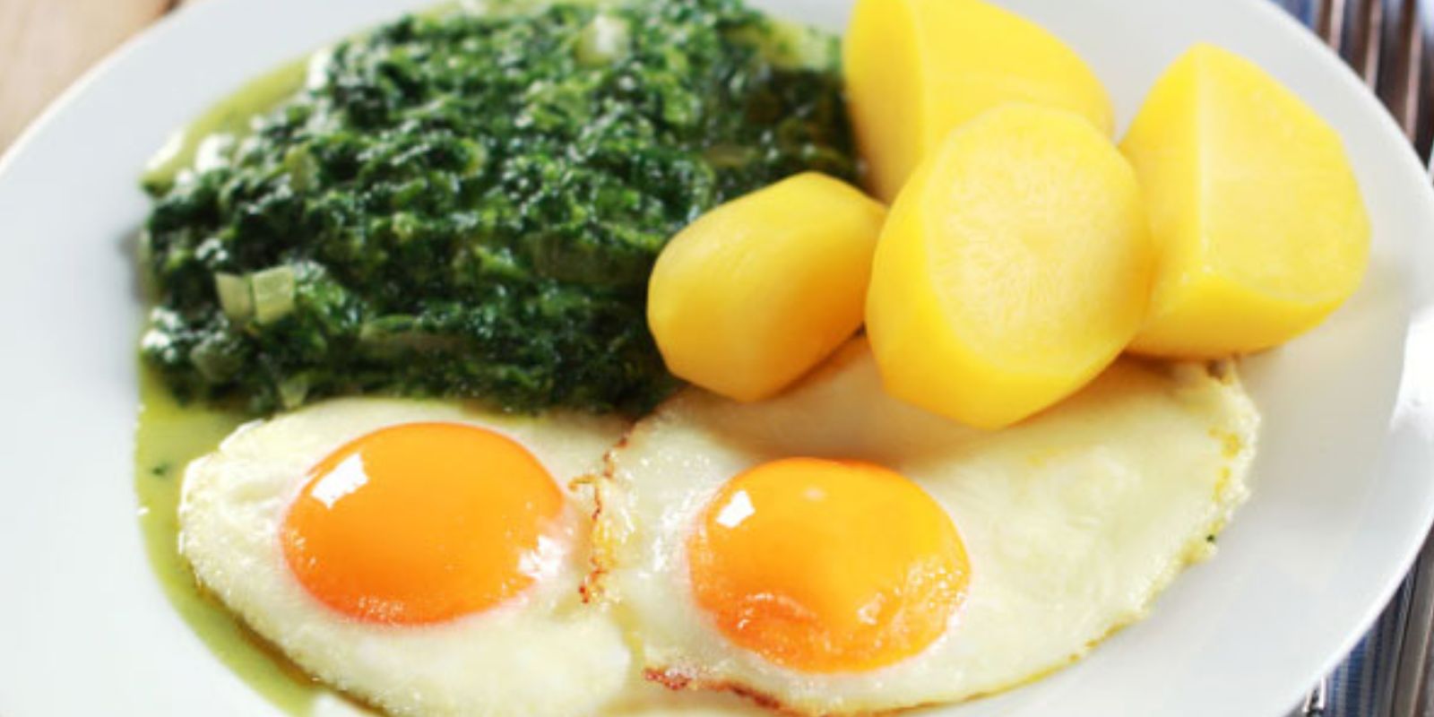 Kartoffel-Spinat-Eintopf mit pochierten Eiern