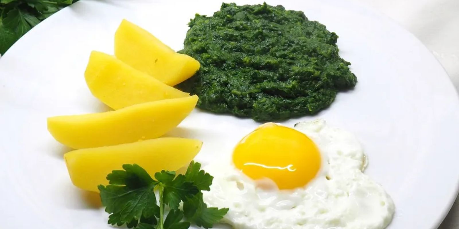 Kartoffel-Spinat-Eintopf mit pochierten Eiern