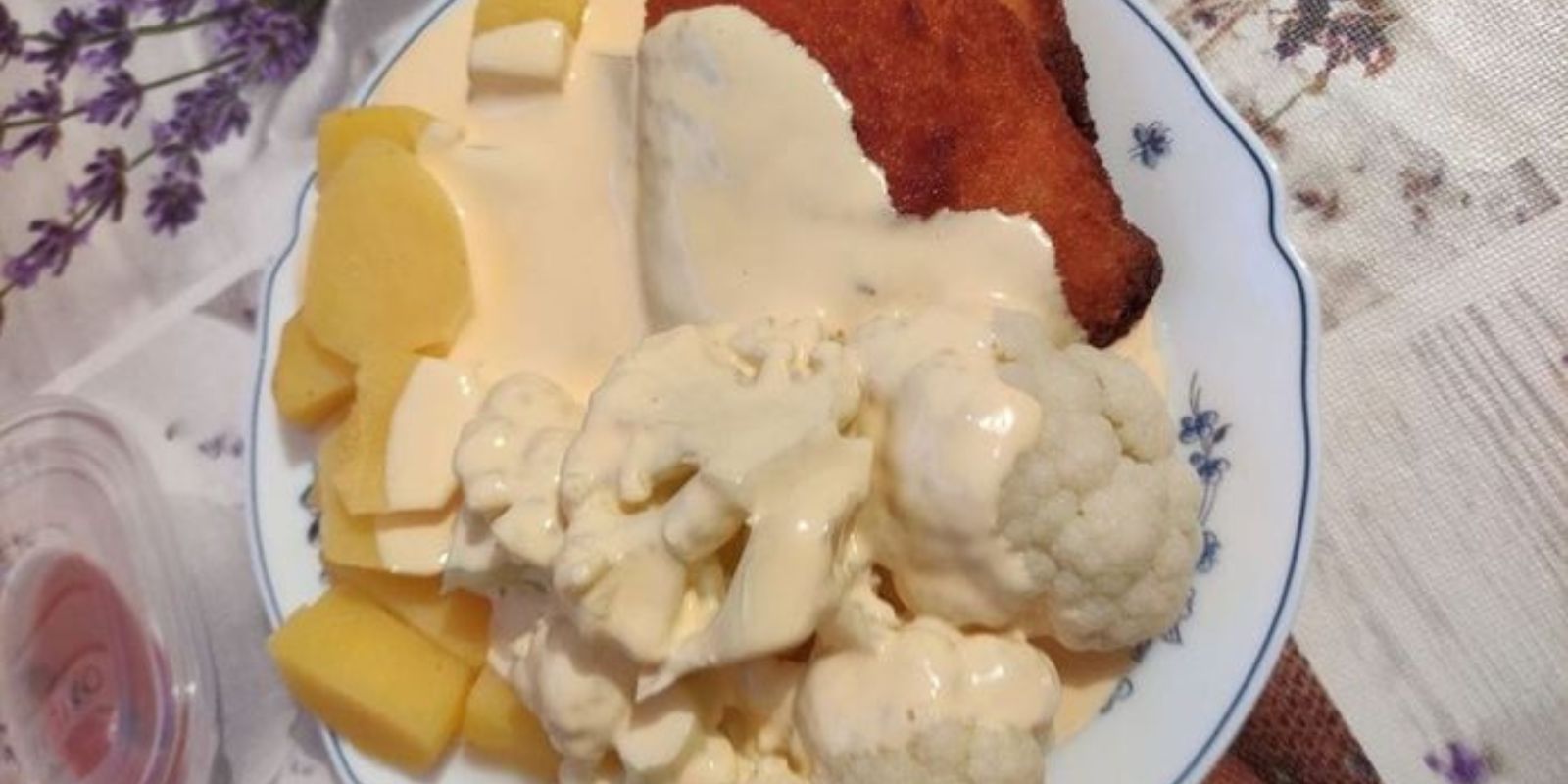 Kartoffeln mit Blumenkohl, holländischer Soße und Hähnchen Cordon Bleu