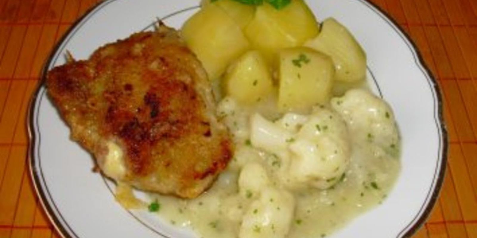 Kartoffeln mit Blumenkohl, holländischer Soße und Hähnchen Cordon Bleu