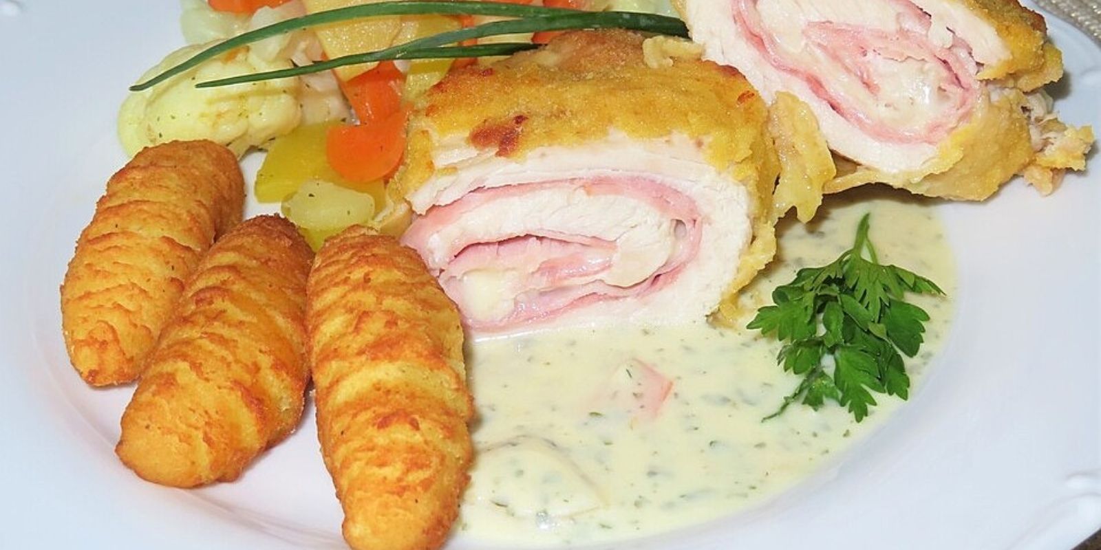 Kartoffeln mit Blumenkohl, holländischer Soße und Hähnchen Cordon Bleu