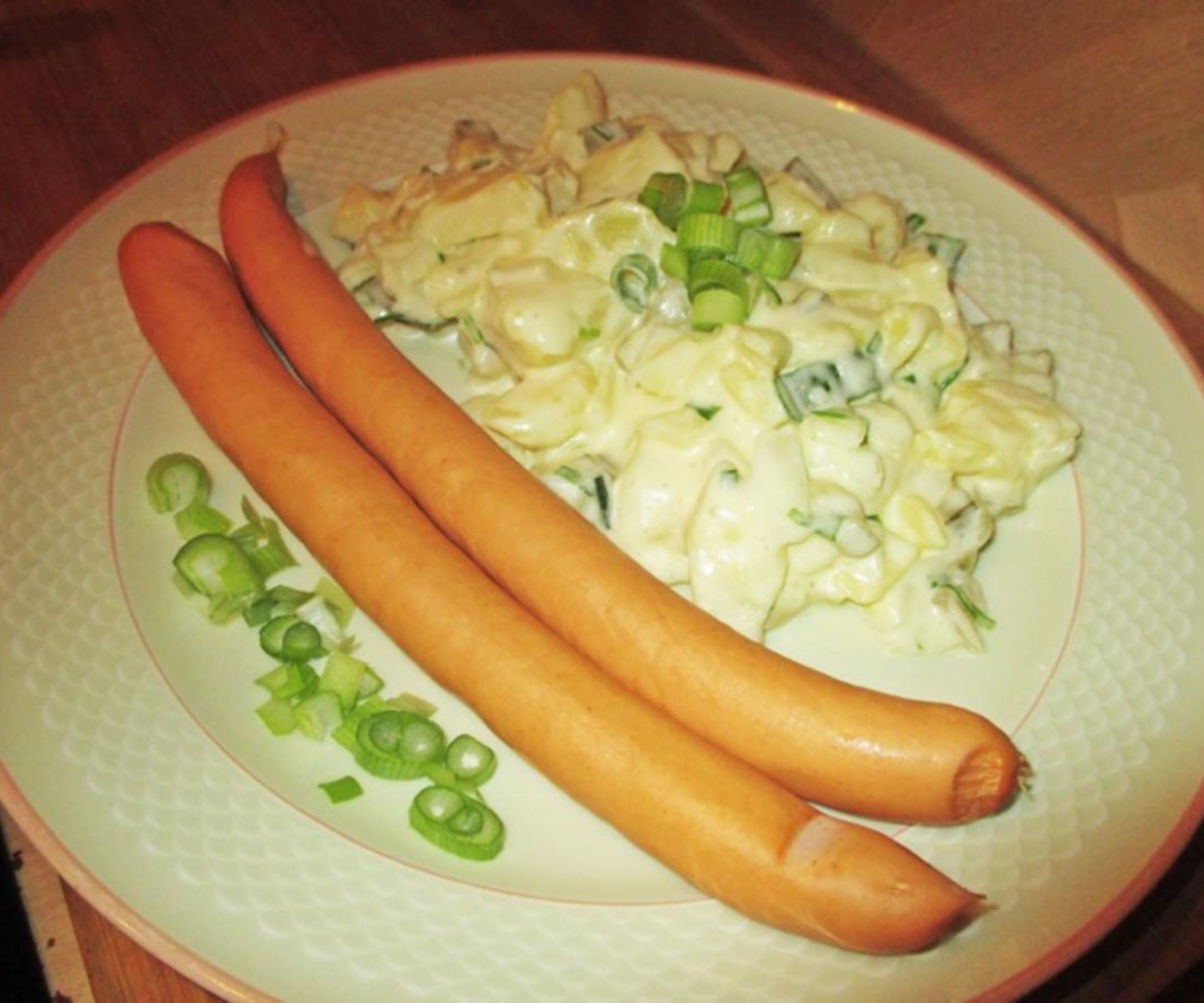 Kartoffelsalat und Würstchen: Ein Klassiker der deutschen Küche