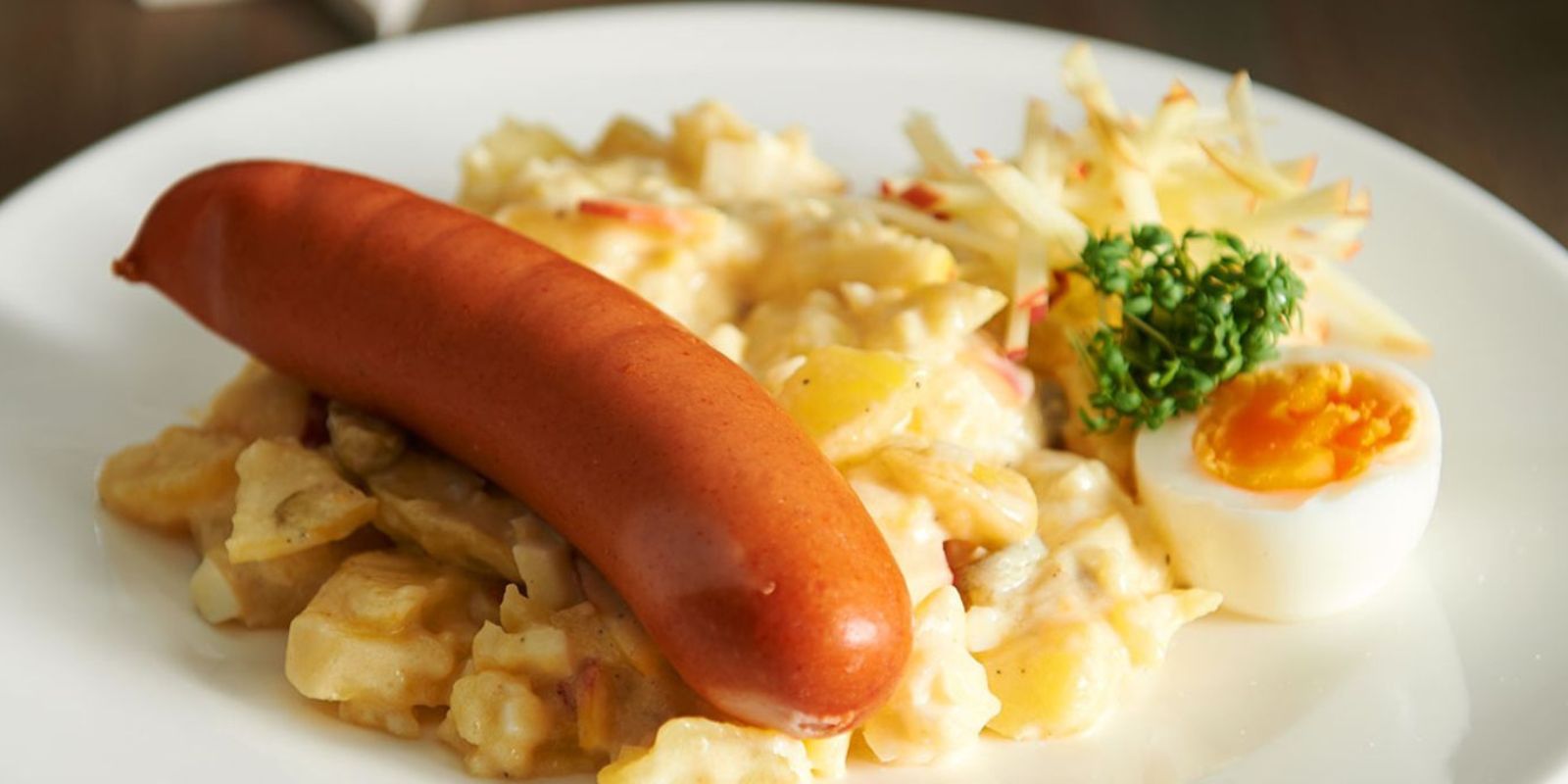 Kartoffelsalat und Würstchen