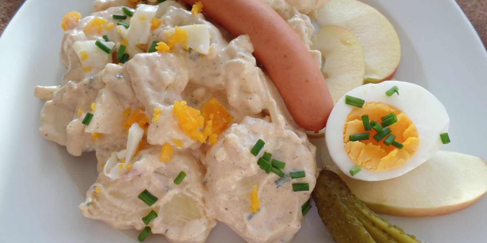 Kartoffelsalat und Würstchen
