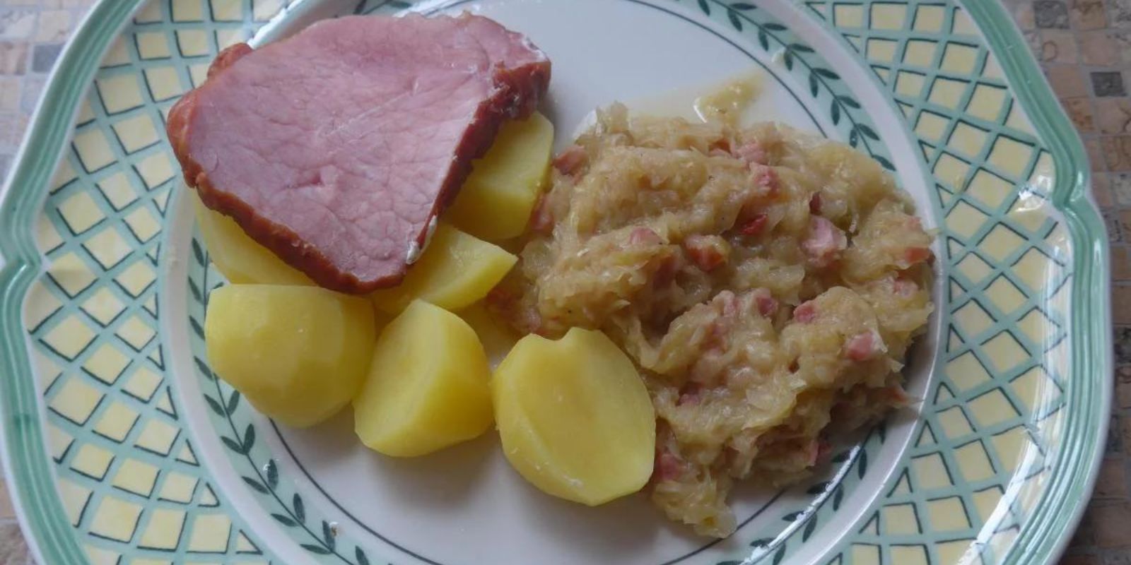 Kassler mit Sauerkraut und Kartoffeln
