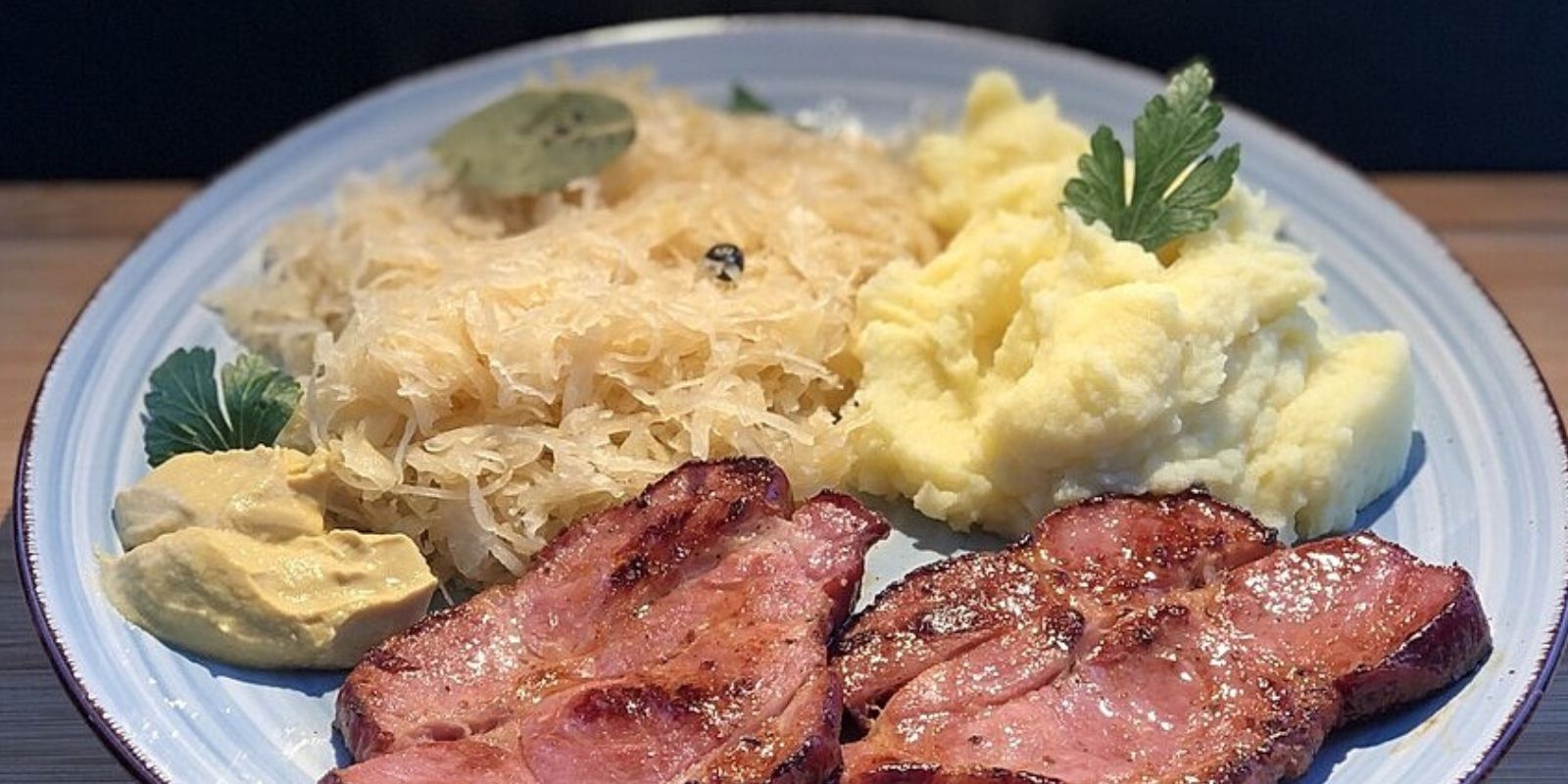 Kassler mit Sauerkraut und Kartoffeln