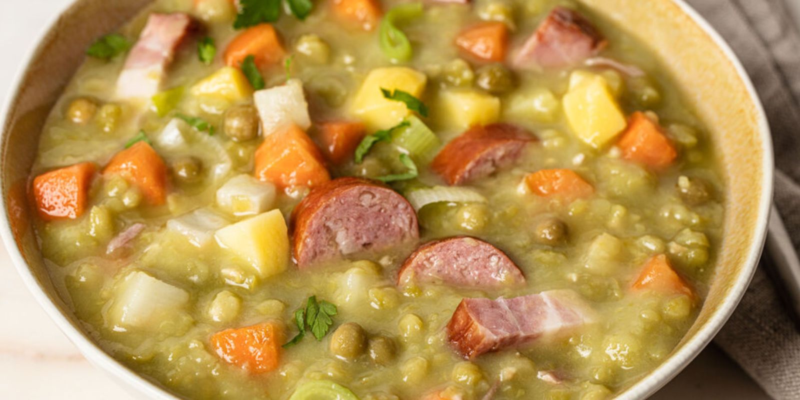 Klassische Erbsensuppe mit Rauchspeck und frischem Gemüse – Oma rezepte