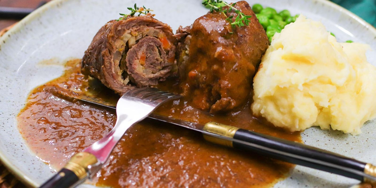 Klassische Rinderrouladen mit würziger Füllung und deftiger Soße