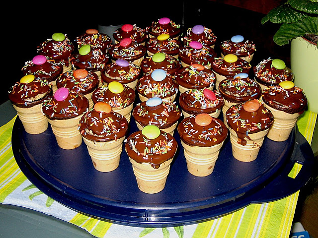 Kleine Kuchen im Waffelbecher