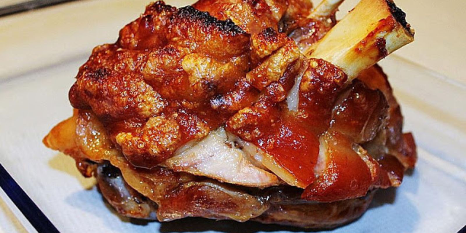 Knusprig gebratene Schweinshaxen