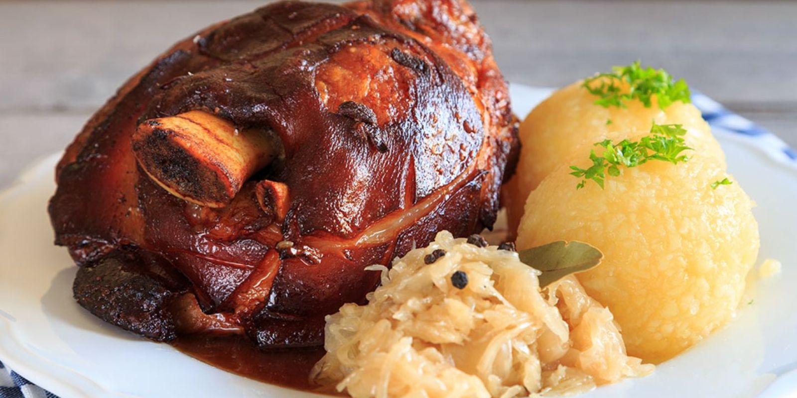 Knusprig gebratene Schweinshaxen