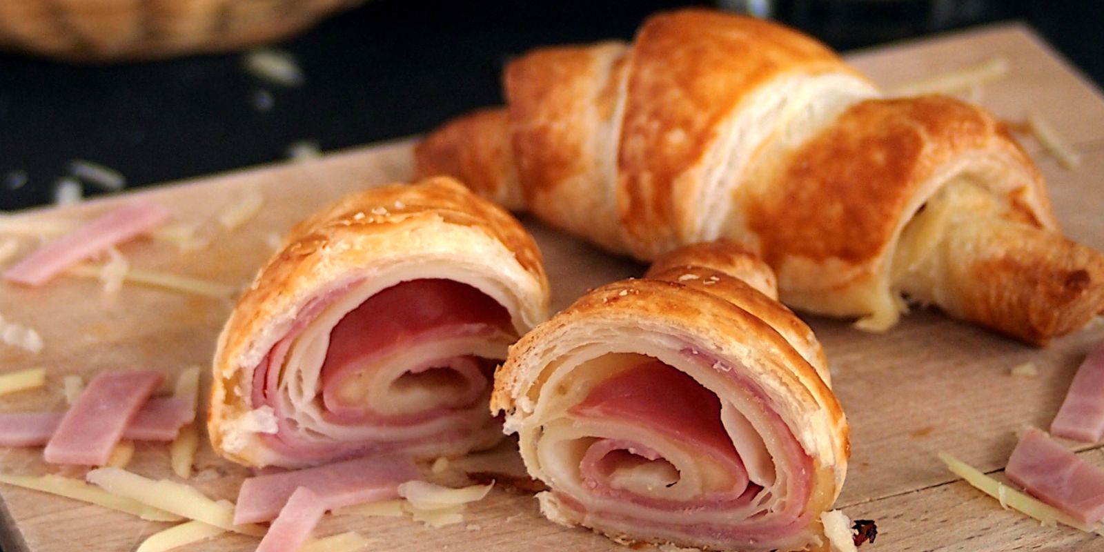 Knusprige Hörnchen mit Schinken – Ein herzhafter Genuss für jeden Anlass