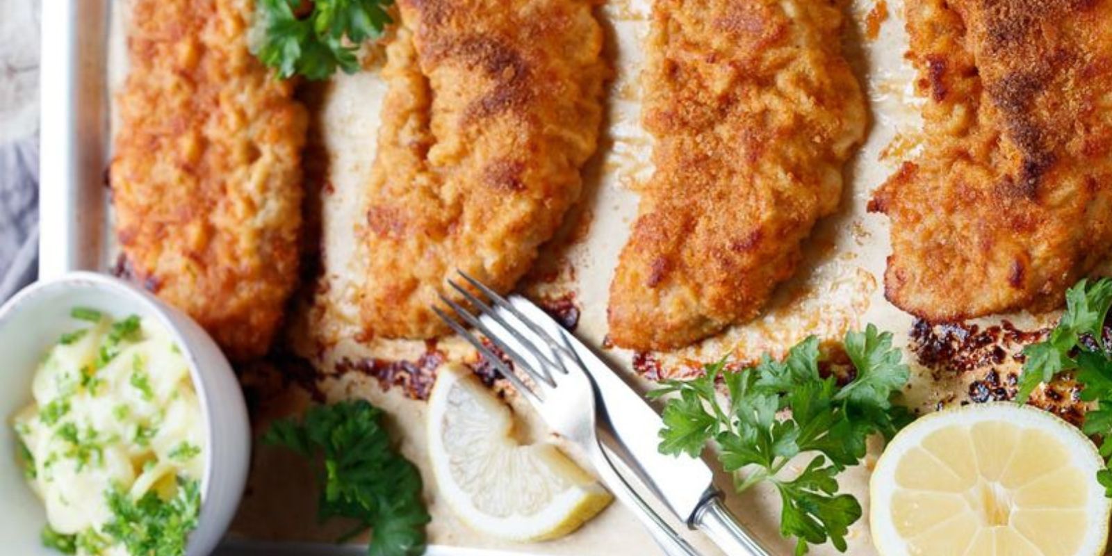 Knusprige Panade ohne Fritteuse: Gebackene Schnitzel aus dem Ofen