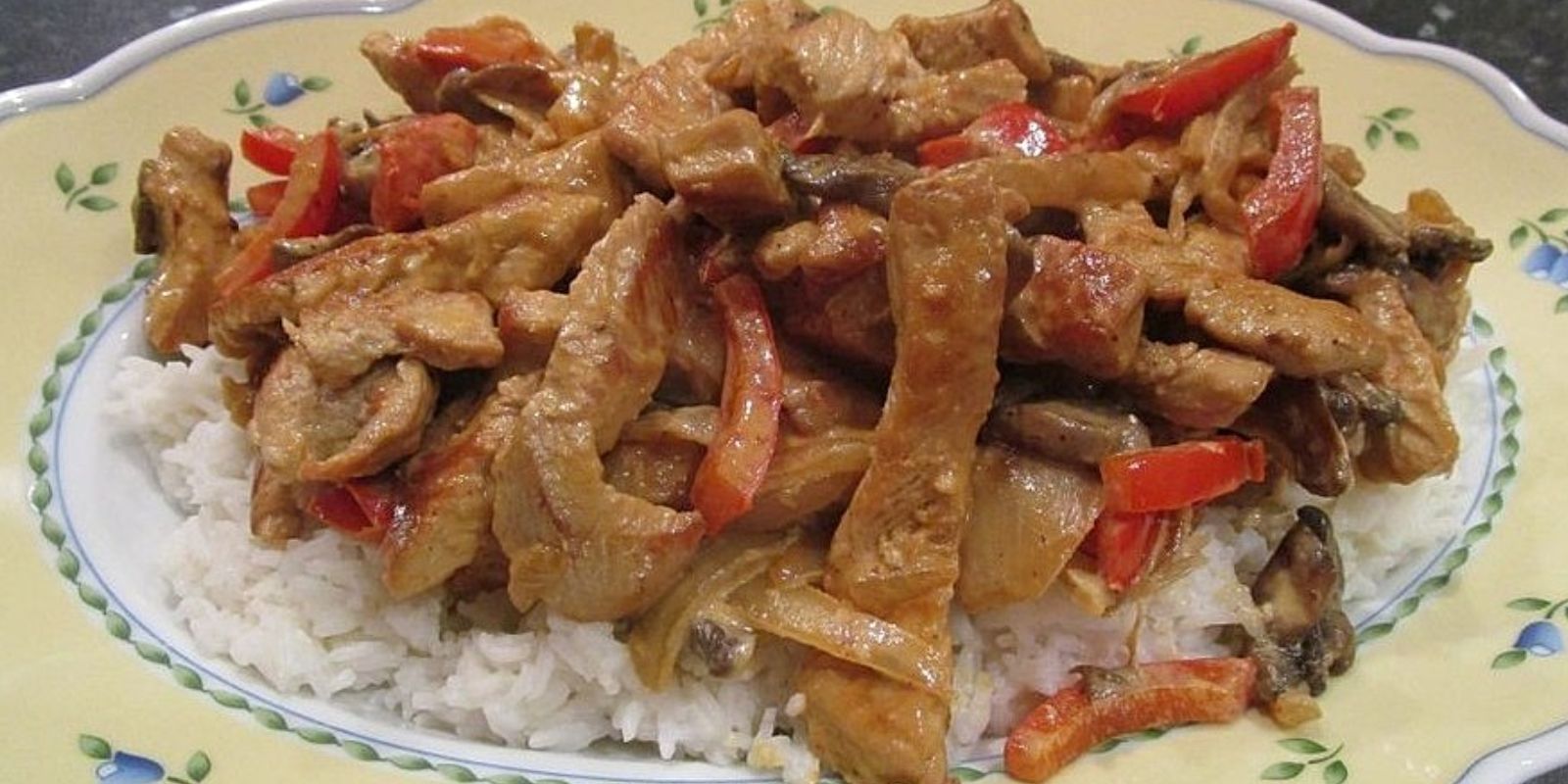 Knusprige Schnitzelstreifen in Senfsahnesoße – Ein Geschmackserlebnis der Extraklasse