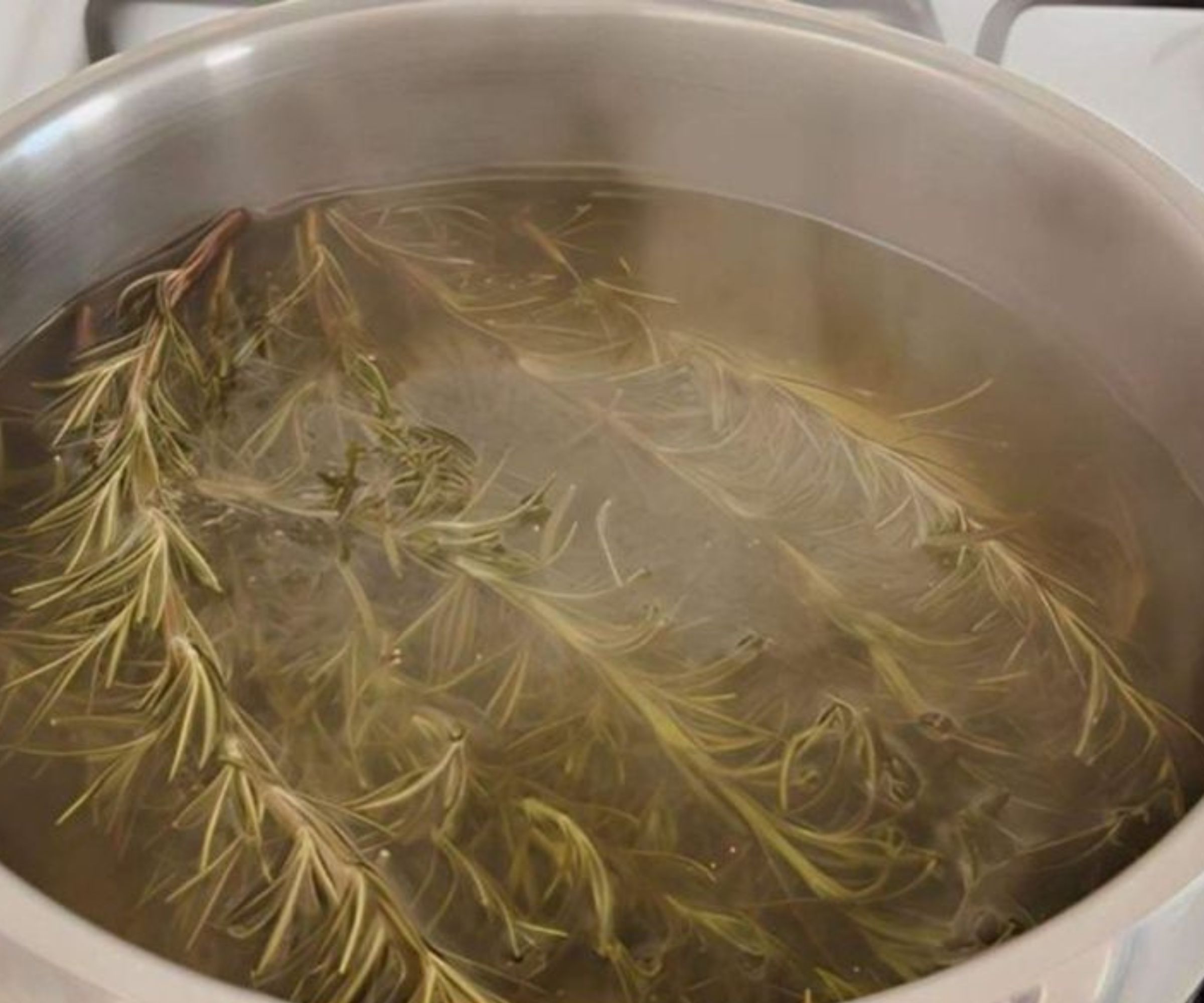 Kochen Sie 5 Zweige Rosmarin: Sie werden ein lästiges Problem los!