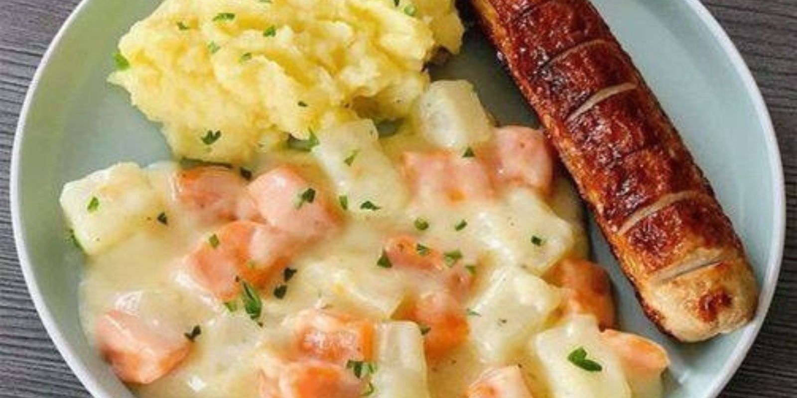 Kohlrabi-Möhren Gemüse mit Kartoffelpüree und Bratwurst: Ein herzhaftes Festmahl für Genießer