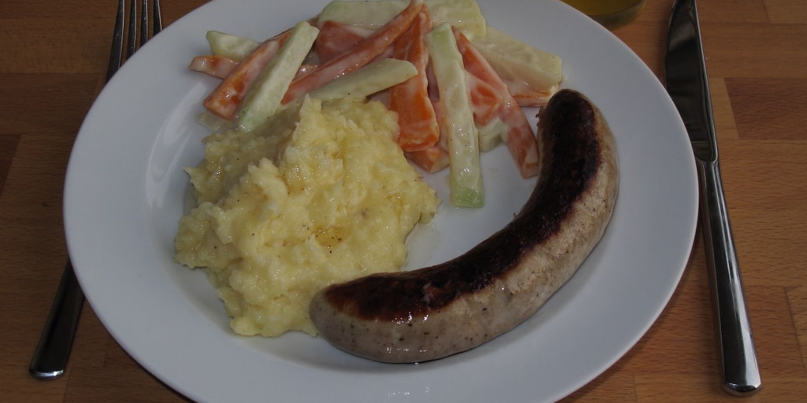 Kohlrabi-Möhren Gemüse mit Kartoffelpüree und Bratwurst