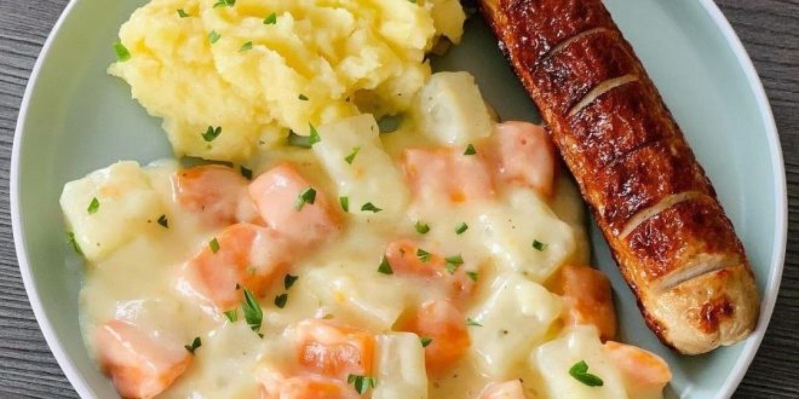 Kohlrabi-Möhren Gemüse mit Kartoffelpüree und Bratwurstin