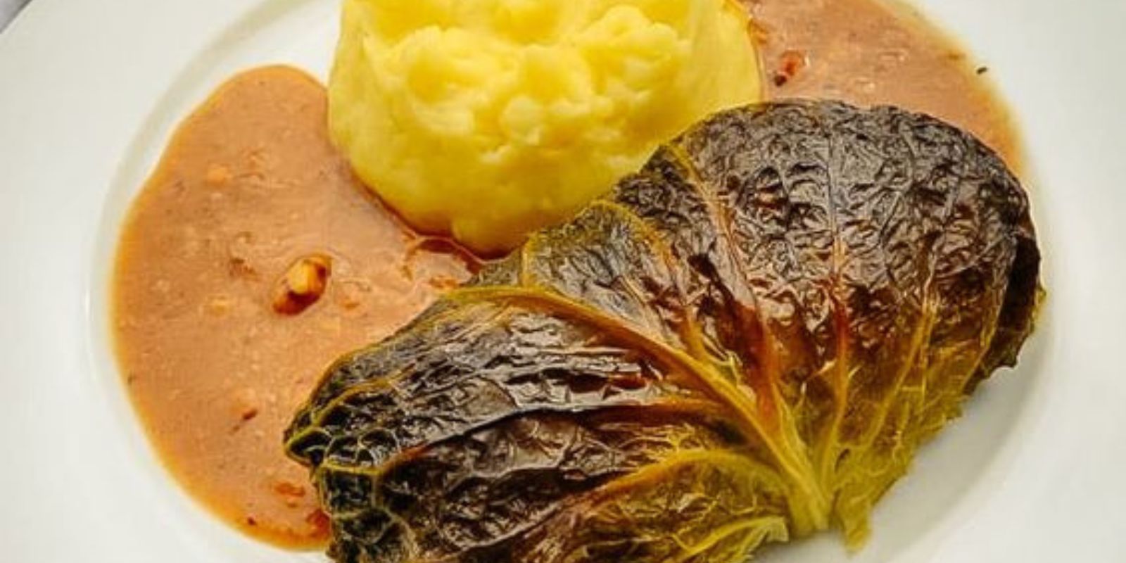 Kohlrouladen mit Kartoffelpüree: Herzhaft, zart und voller Genuss