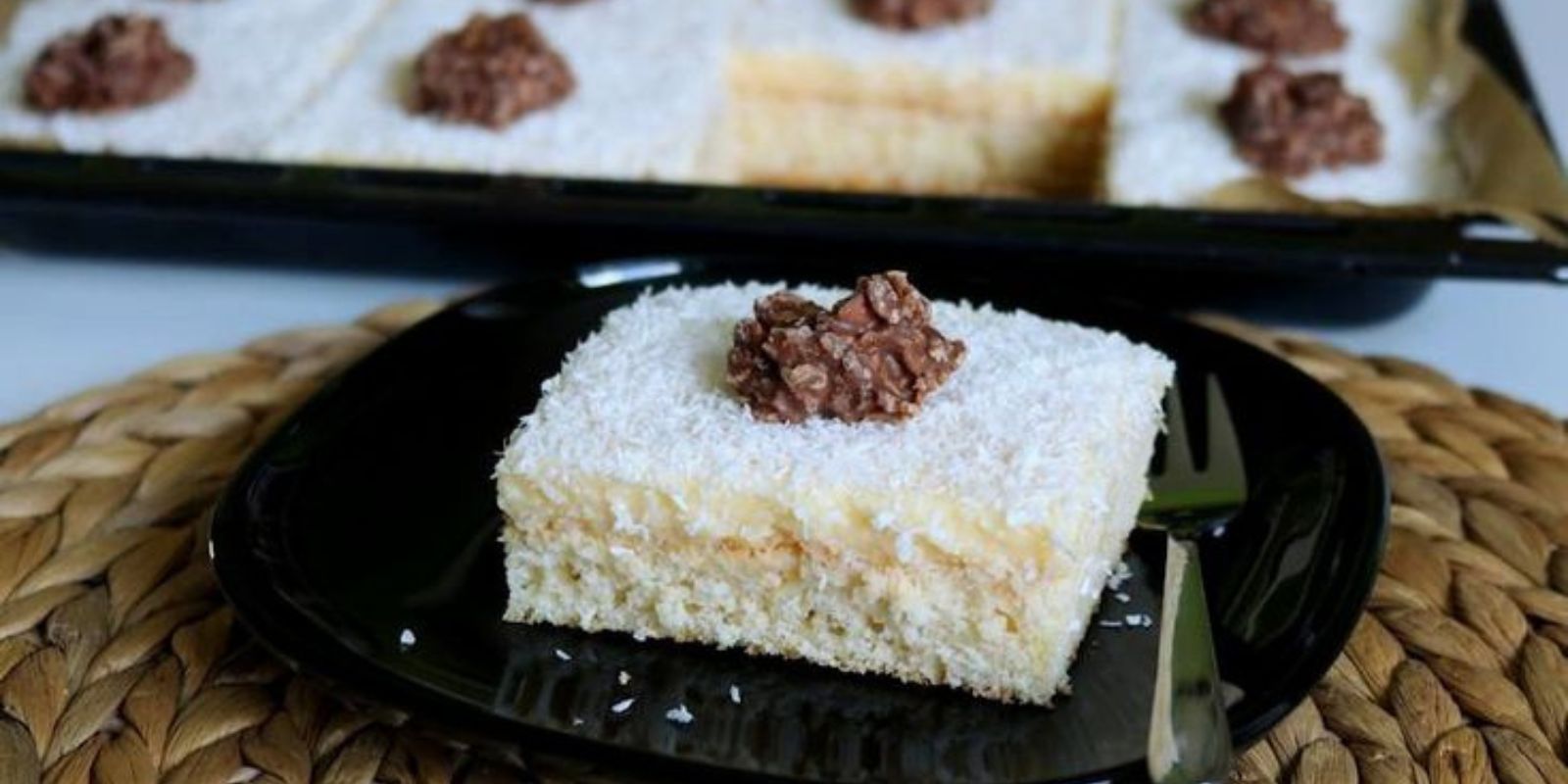 Kokoskuchen mit Vanillepudding: Ein himmlischer Genuss aus exotischen Aromen und zarter Cremigkeit