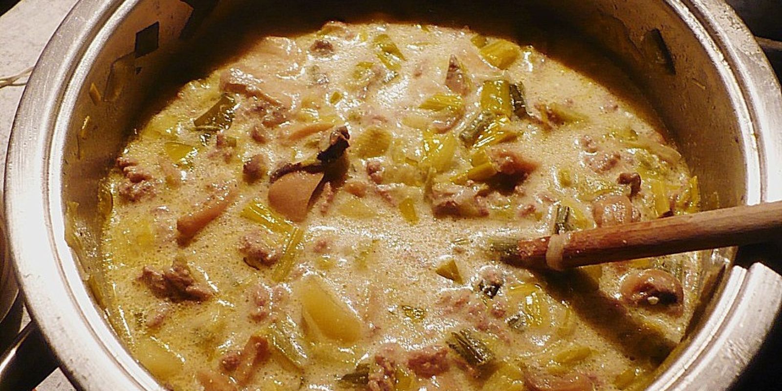 Käse-Lauch-Suppe mit Hackfleisch