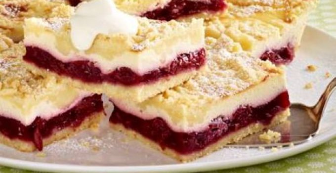 Käse-Streuselkuchen vom Blech mit Kirschkompott