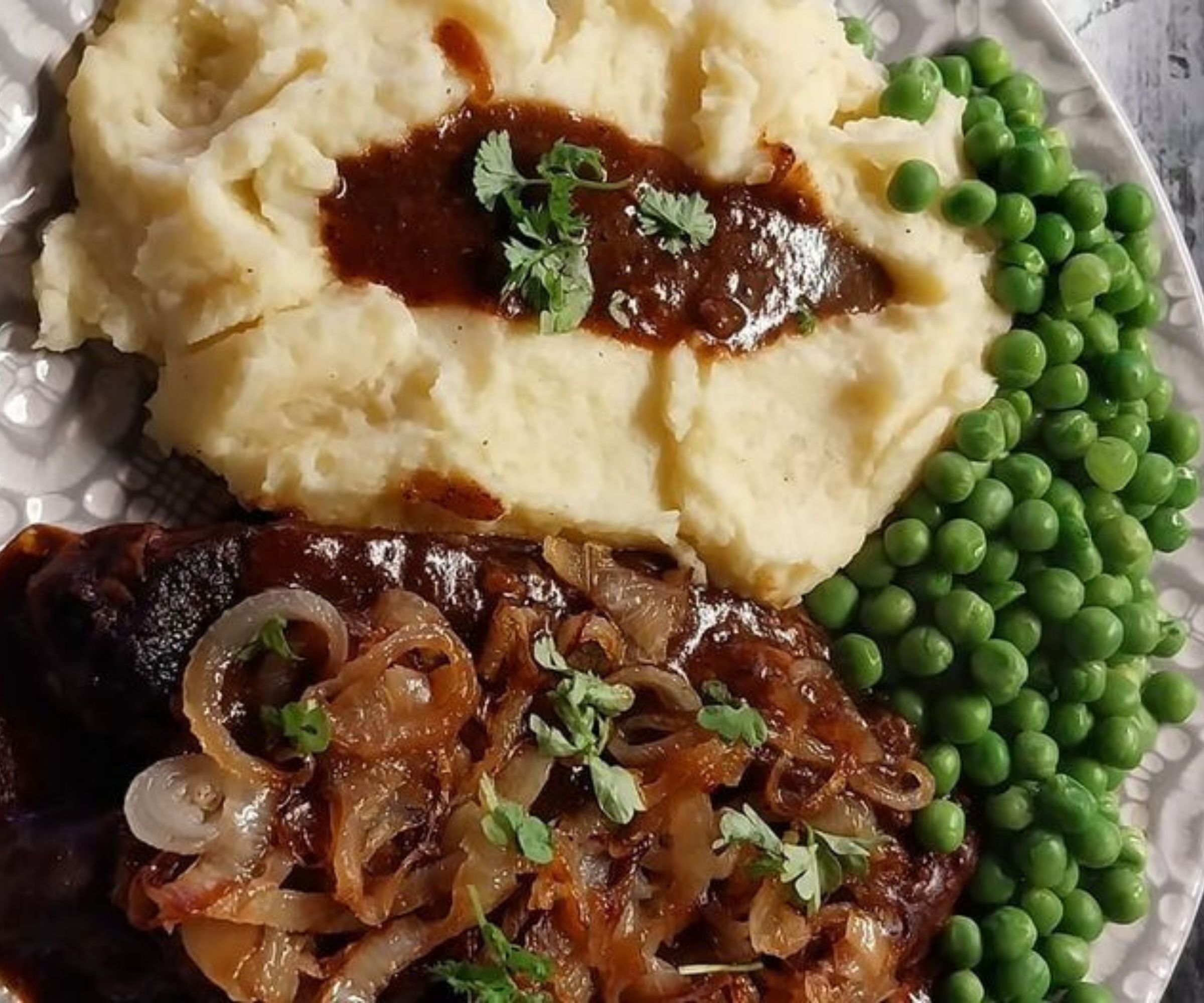 Köstliche Hausmannskost: Schweineleber mit Kartoffelbrei und Erbsen