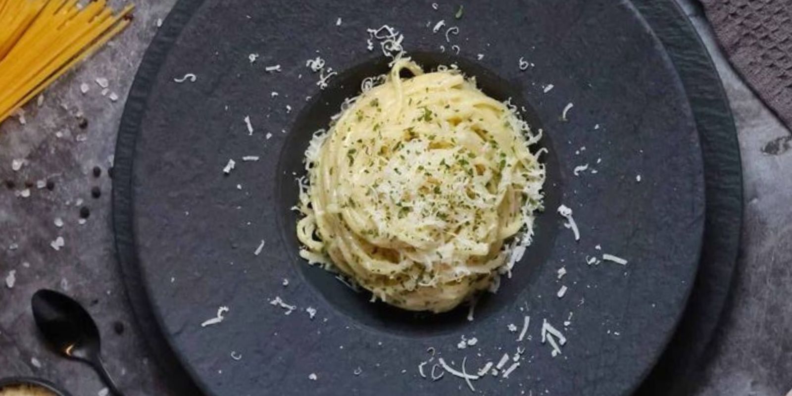 Köstliche Nudeln mit cremiger Knoblauch-Käsesoße