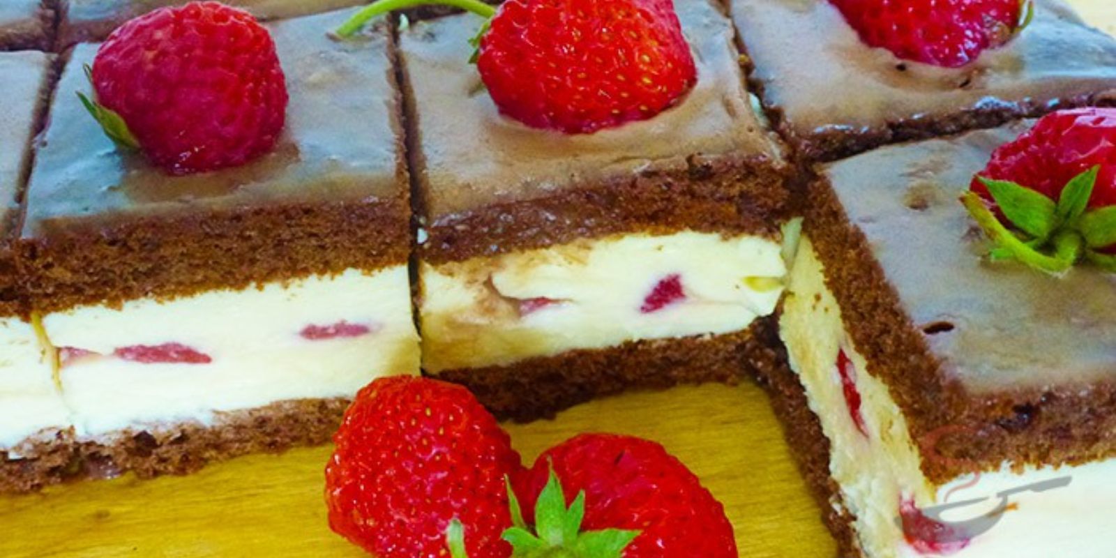 Köstlicher Schokokuchen mit Creme und Erdbeeren